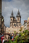 Prager Rathausuhr (Pražský orloj) und Tynkirche (Chrám Matky Boží před Týnem), Prag, Böhmen, Tschechien, Europa, UNESCO Weltkulturerbe