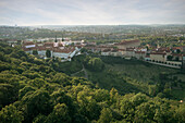 Panoramablick vom Aussichtsturm Petřín auf Kloster Strahov, Prag, Böhmen, Tschechien, Europa, UNESCO Weltkulturerbe