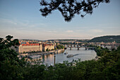 Blick zur Moldau mit ihren zahlreichen Brücken (u.a. Karlsbrücke), Prag, Böhmen, Tschechien, Europa, UNESCO Weltkulturerbe