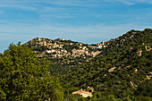 Blick auf mittelalterliches Bergdorf an der Küste, Corbara, bei LÎle-Rousse, Balagne, Département Haute-Corse, Korsika, Frankreich