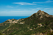 Blick auf Mittelalterliches Bergdorf an der Küste, Corbara, bei LÎle-Rousse, Balagne, Département Haute-Corse, Korsika, Frankreich