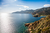 Felsenküste und Bucht von Girolata, Halbinsel La Scandola, Département Haute-Corse, Westküste, Korsika, Mittelmeer, Frankreich