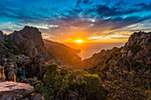 Rote Granitfelsen, Tafoni, Calanches de Piana, Bucht von Porto, Département Haute-Corse, Westküste, Korsika, Mittelmeer, Frankreich