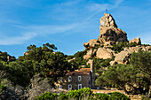 Kirche und Granitfelsen, l'Ermitage de la Trinité, Bonifacio, Südküste, Département Corse-du-Sud, Korsika, Frankreich