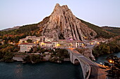Sisteron und die Brücke Pont de la Baume über die Durance, Alpes-de-Haute-Provence, Provence-Alpes-Côte d'Azur, Frankreich