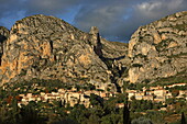 Blick auf Moustiers-Sainte-Marie, Alpes-de-Haute-Provence, Provence-Alpes-Côte d'Azur, Frankreich