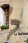 Auberge du Fontaine an der Grand Rue, Venasque, Vaucluse, Provence-Alpes-Côte d'Azur, Frankreich