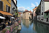 Fluß Le Thiou in der Altstadt von Annecy, Haute-Savoie, Auvergne-Rhone-Alpes, Frankreich