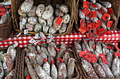 Stand mit Trockenwürsten am Marché de la vieille ville, Annecy, Haute-Savoie, Auvergne-Rhone-Alpes, Frankreich