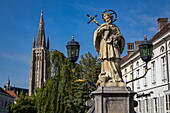 Statue auf einer Brücke in der Altstadt mit Kathedrale, Brügge, Westflandern, Belgien, Europa