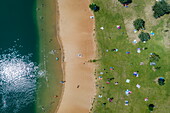 Luftaufnahme von Menschen die sich am Strand und auf der Wiese vom Badsee entspannen, Niedernberg, Spessart-Mainland, Bayern, Deutschland, Europa