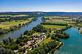 Luftaufnahme von Häusern zwischen Badsee und Main, Niedernberg, Spessart-Mainland, Bayern, Deutschland, Europa