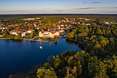 Luftaufnahme von einem Le Boat Elegance Hausboot auf dem Grienericksee mit Schloss Rheinsberg und Stadt, Rheinsberg, Brandenburg, Deutschland, Europa