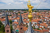 Luftaufnahme der goldenen Statue auf der Basilika St. Marcellinus & Petrus Kirche, Seligenstadt, Spessart-Mainland, Hessen, Deutschland, Europa