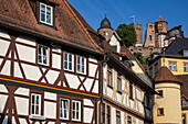 Fachwerkhäuser und Türme der Altstadt mit Burg Wertheim auf Hügel, Wertheim, Spessart-Mainland, Franken, Baden-Württemberg, Deutschland, Europa