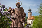 Statue mit Kirchturm dahinter, Tauberbischofsheim Dittigheim, Franken, Baden-Württemberg, Deutschland, Europa