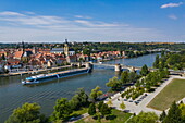 Luftaufnahme von Flusskreuzfahrtschiff AmaDante (AmaWaterways) auf dem Main mit Stadt dahinter, Kitzingen, Franken, Bayern, Deutschland, Europa
