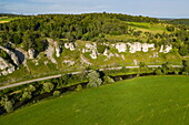 Luftaufnahme der Felsformation 'Zwölf Apostel' entlang der Altmühl im Altmühltal, Solnhofen, Franken, Bayern, Deutschland, Europa