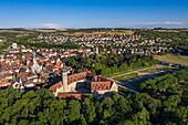 Luftaufnahme von Ort und Schloss mit Schlosspark, Weikersheim, Franken, Baden-Württemberg, Deutschland