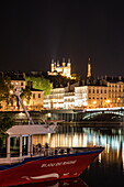 Flusskreuzfahrtschiff MS Bijou du Rhône (nicko cruises) auf der Rhône bei Nacht mit Basilika Notre-Dame de Fourvière, Lyon, Auvergne-Rhône-Alpes, Frankreich, Europa