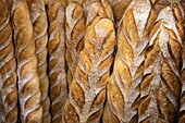 Französisches Brot zum Verkauf in einer Bäckerei, Cluny, Saône-et-Loire, Bourgogne-Franche-Comté, Frankreich, Europa