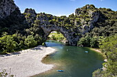 Felsbogen Pont d'Arc in der Schlucht Gorges de L'ardeche mit Kanus und Sandbank des Flusses Ardeche, Labastide-de-Virac, Ardèche, Auvergne-Rhône-Alpes, Frankreich, Europa