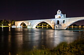Brücke Pont St-Benezet bei Nacht, Avignon, Vaucluse, Provence-Alpes-Côte d'Azur, Frankreich, Europa