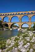 Aquädukt Pont du Gard über den Fluss Gardon mit Kanus, Vers-Pont-du-Gard, Gard, Occitanie, Frankreich, Europa