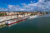 Luftaufnahme von Flusskreuzfahrtschiffen MS Bijou du Rhône (nicko cruises) und A-rosa Luna (A-rosa Cruises) am Fluss Saône, Mâcon, Saône-et-Loire, Bourgogne-Franche-Comté, Frankreich, Europa