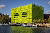 Euronews Fernsehgebäude von den Architekten Jakob + MacFarlane neben dem Fluss Saône im Stadtteil Confluence, Lyon, Rhône, Auvergne-Rhône-Alpes, Frankreich, Europa