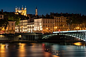 Luftaufnahme der Rhône mit Stadt und Basilika Notre-Dame de Fourvière in der Ferne bei Nacht, Lyon, Rhône, Auvergne-Rhône-Alpes, Frankreich, Europa