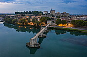 Blick auf Pont Saint-Bénézet bei Dämmerung, Avignon, Vaucluse, Provence-Alpes-Côte d’Azur, Frankreich