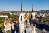 Luftaufnahme, goldene Statue auf der Basilika Notre-Dame de Fourvière, 5. Arrondissement von Lyon, Lyon, Rhône, Auvergne-Rhône-Alpes, Frankreich, Europa