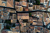 Luftaufnahme von Dächern in der Altstadt, Arles, Bouches-du-Rhône, Provence-Alpes-Côte d’Azur, Frankreich, Europa