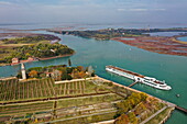 Luftaufnahme von Flusskreuzfahrtschiff S.S. La Venezia (Uniworld Boutique River Cruises) am Pier, Mazzorbo, Venedig, Italien, Europa