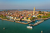 Luftaufnahme, Hausboot Italia Minuetto, Insel Burano und bunte Häuser, Venedig, Italien, Europa