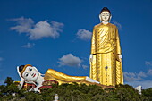 Liegender Buddha und Laykyun Sekkya Standing Buddha Statue im Maha Bodhi Tahtaung Kloster, Ort Monywa, Region Sagaing, Myanmar, Asien