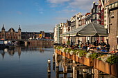 Menschen im Außenbereich eines Restaurants am Kanal, Amsterdam, Nordholland, Niederlande, Europa