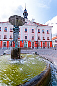 Der Stadtplatz von Tartu mit der Statue der küssenden Studenten in einem Brunnen, Estland