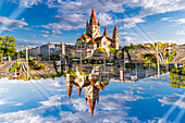 Doppelbelichtung der katholischen Kirche des Heiligen Franziskus am Ufer der Donau in Wien, Österreich