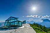 Glaskonstruktionen des Messner Mountain Museum am Monte Rite, Monte Pelmo im Hintergrund, Monte Rite, Dolomiten, Venezien, Venetien, Italien