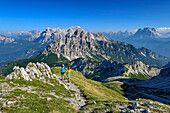 Man and woman hiking with Castello di Moschesin and Monte Pelmo in the background, Belluneser Höhenweg, Dolomites, Veneto, Veneto, Italy