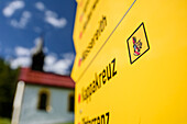 Signpost with symbol of the Starkenberger Weg, Sinnesbrunn Chapel in the background, Starkenberger Weg, Sinnesbrunn, Lechtal Alps, Tyrol, Austria