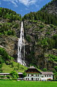 Wasserfall Fallbach mit Gasthof im Vordergrund, Koschach, Maltatal, Nationalpark Hohe Tauern, Hohe Tauern, Kärnten, Österreich