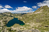Ausblick vom Coll de l'Estany Gelat auf den See Lac Glaçat de Saboredo, Pic d'Amitges, Nationalpark Aigüestortes i Estany de Sant Maurici, Pyrenäen, Katalonien, Spanien