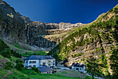 Cirque de Gavarnie mit historischem Hotel, Gavarnie, Nationalpark Pyrenäen, UNESCO Weltkulturerbe Pyrénées Mont Perdu, Pyrenäen, Frankreich