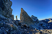 Frau beim Wandern steht vor der Rolandsbreche, Breche de Roland, Gavarnie, Nationalpark Pyrenäen, UNESCO Weltkulturerbe Pyrénées Mont Perdu, Pyrenäen, Frankreich