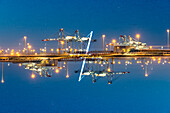 Doppelbelichtung des Containerterminal im Hafen von Zeebrügge in Belgien.