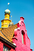 Bonbonfarbene Dächer und Turm der Jeruzalem-Kirche in Brügge, Belgien.