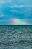 Regenbogen über dem Wasser in Ostende, Belgien.